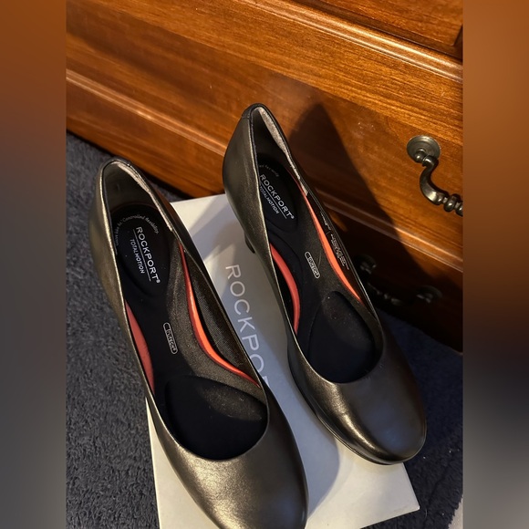 Like new Rockport Total Motion Leah Pump - Picture 6 of 10